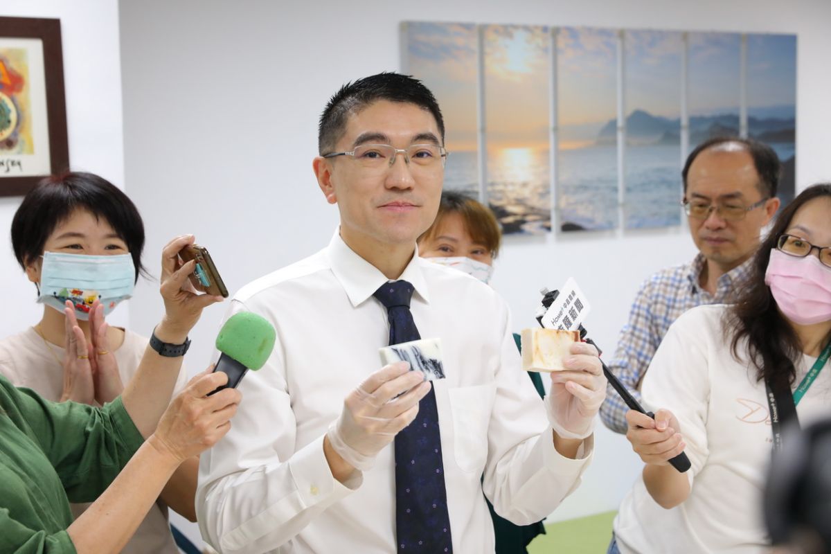 ▲謝國樑動手製作「小愛爸爸手工皂」。 （圖／基隆市政府提供）