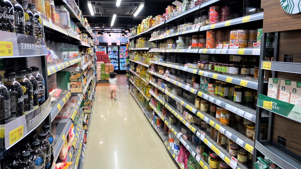 ▲全聯搶攻外送市場推出銅板價，包括絲瓜10元、蘋果1元，激省DM曝光。（圖／記者黃韻文攝）