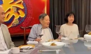 ▲楊振寧（中）百歲宴畫面曝光，身旁正是小他54歲的妻子翁帆（右）。（圖／取自鳳凰網）