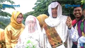 ▲拉什得和小他60歲的哈莉瑪2人都是彼此的初戀,相遇後立刻一見鍾情,交往3年後結婚。(圖/截自YouTube《 Tribun Manado Official》) ▲拉什得和小他60歲的哈莉瑪2人都是彼此的初戀,相遇後立刻一見鍾情,交往3年後結婚。(圖/截自YouTube《 Tribun Manado Official》)