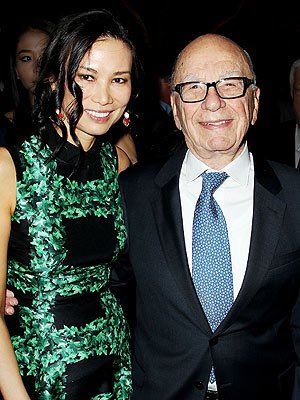 ▲高齡92歲的媒體大亨梅鐸(右)上月稱將第5度步上紅毯,取小他26歲的女友。梅鐸4任婚姻中以小他37歲的鄧文迪(左)最為知名。(圖/取自Twitter@M_Tex) ▲高齡92歲的媒體大亨梅鐸(右)上月稱將第5度步上紅毯,取小他26歲的女友。梅鐸4任婚姻中以小他37歲的鄧文迪(左)最為知名。(圖/取自Twitter@M_Tex)