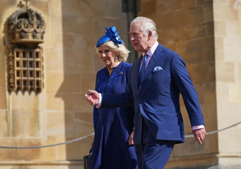 ▲英國王室為慶祝查爾斯三世（右）5月加冕，在推特發表王冠表情符號。（圖／美聯社／達志影像）