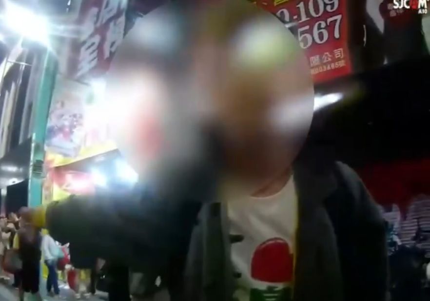 ▲羅男因酒後疑似情緒失控，見到警用機車竟一腳踹倒，警方上前了解，羅男態度囂張、並拒絕出示身分，直到支援警力趕抵，才逐漸轉變態度、表示自己酒後失態，並向警方致歉。（圖／翻攝畫面）  