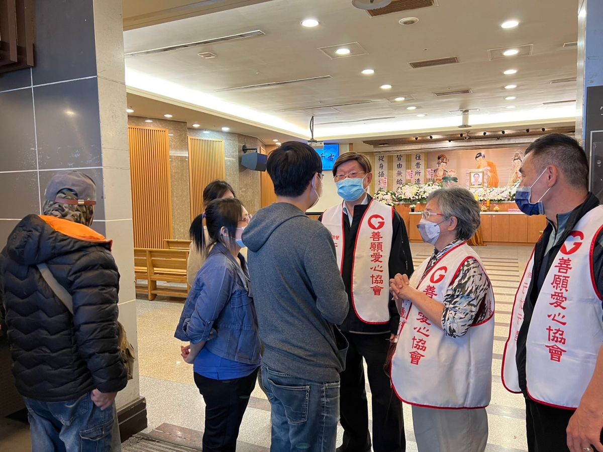 ▲去年12月一名25歲女子陪伴母親屍體3個多月引發熱議，上個月又傳出她的父親過世，由善願愛心協會協助辦理後事。（圖／善願愛心協會提供）