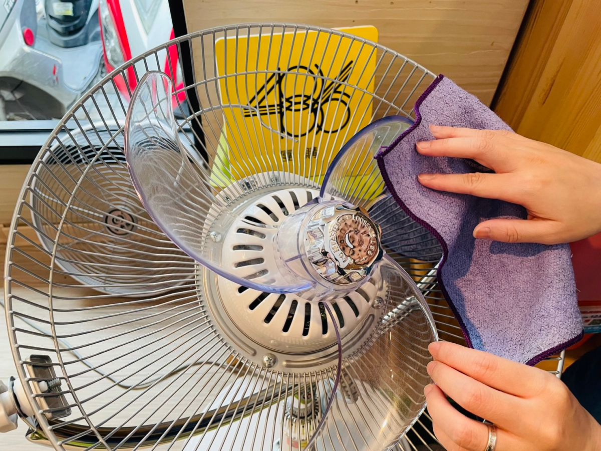 ▲4月起平均電價調漲，家電達人教省電法，使用電扇前將網罩和扇葉拆下後以乾布擦拭，避免積塵過厚影響轉動 。(圖／486團購提供)