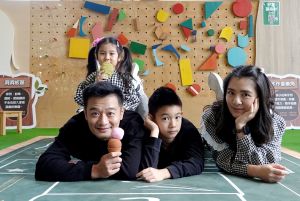 木作森活城堡遊戲區 ▲一進到「木作森活城堡遊戲區」,林佑星全家看到各式各樣的木製遊具,便玩心大起,直呼太有趣了。(圖/品牌提供)