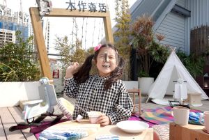 林佑星 ▲不用大老遠跑到山上、公園人擠人,在「木作森活戶外遊樂區」就可以野餐、嬉戲,享受舒適愜意親子時光,讓林佑星的女兒小花,開心的不得了。(圖/品牌提供)
