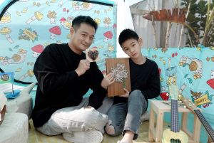 森活釘線畫 ▲帥氣兒子龍龍(右)看到木作森活「森活釘線畫」、「森活小船」、「果實烏克麗麗」、豐富的手作課程,直呼好棒都想嘗試,爸爸林佑星答應讓他一票玩到底。(圖/品牌提供)