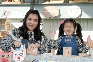 小妏 ▲小妏(左)和女兒小花體驗「森活存錢筒」手作課程,卻被寶貝的童言童語、裝小豬的大鼻孔逗得開懷大笑。(圖/品牌提供)