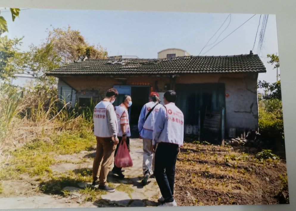 ▲善願愛心協會成立27年，每週日以每4至5人編成一組，由志工自掏腰包或集資，親自將慰問送達個案家中。（圖／善願愛心協會提供）