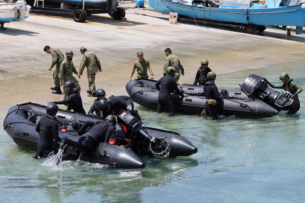 ▲日本黑鷹直升機失聯，搜救工作仍在進行。（圖／美聯社／達志影像）