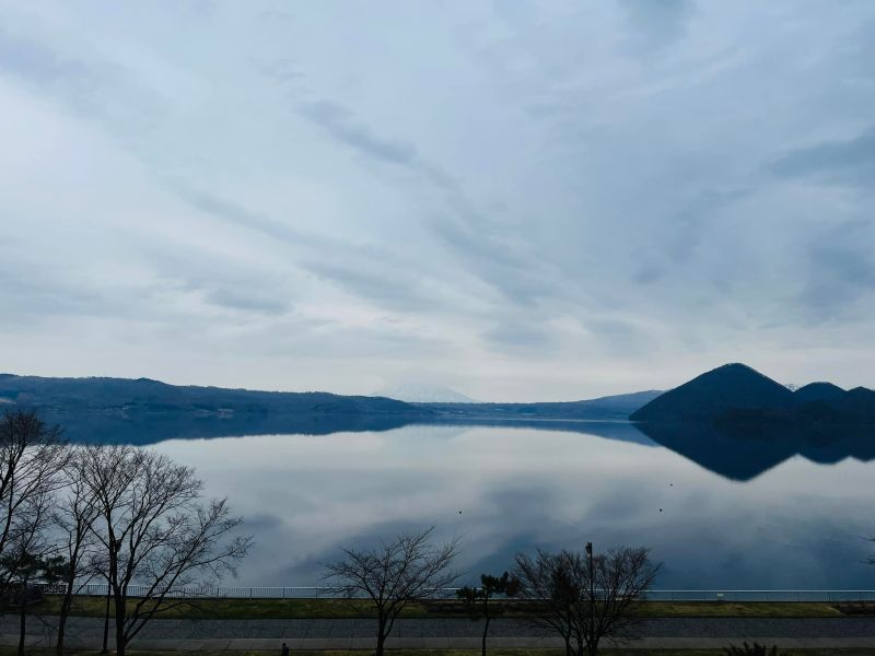 ▲權證小哥前往日本北海道，入住能一覽支芴湖美景的飯店，一晚竟要價不到3千台幣。（圖／權證小哥授權使用）