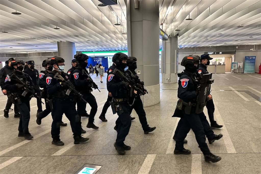 ▲警方獲報後，隨即在派員加強巡檢。（圖／翻攝畫面）