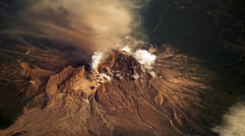 ▲俄國遠東地區堪察加半島的舍維留奇（Shiveluch）火山今天清晨噴發，火山灰衝上10公里高，對航空交通構成的威脅增加。（圖／翻攝自俄新社）