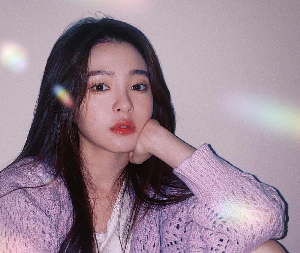 ▲最美星二代韓菲近日現身日本東京當起街頭藝人，在路邊自彈自唱〈First Love〉，甜美嗓音吸引不少人圍觀。（圖／翻攝自韓菲IG）