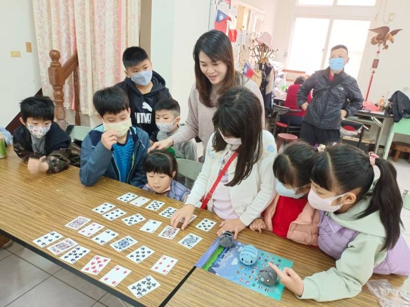 ▲移民署第九屆築夢計畫得獎者陳林彥同學準備魔術道具與小朋友互動。（圖／移民署新竹市服務站提供）