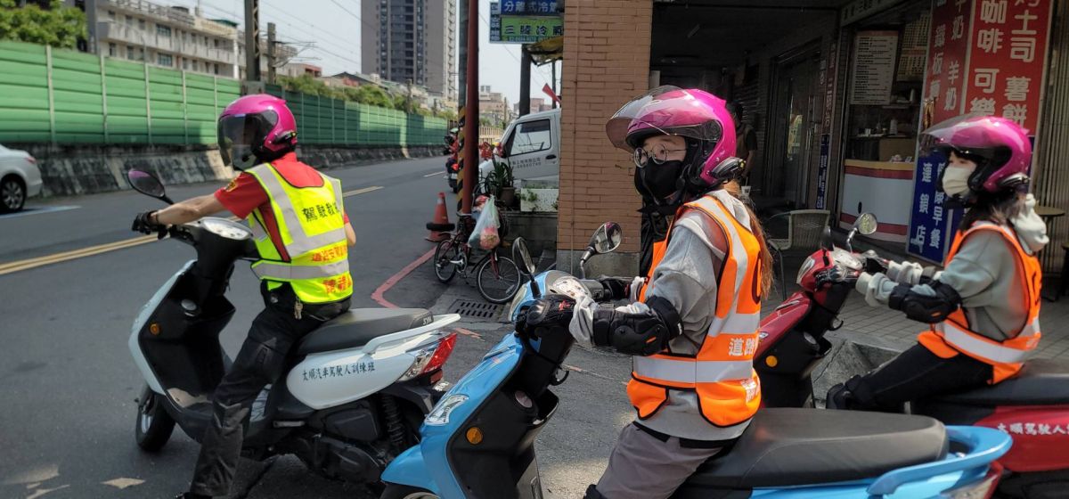 ▲經過統計，考機車駕照前先上駕訓班，上路後違規風險減少56%、肇事風險減少35%。圖為教練帶領學員上路訓練的情形。（圖／公路總局提供）