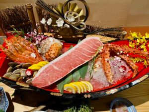 ▲日本橋海鮮丼選用日本靜岡產黑鮪魚，打造台灣獨家黑鮪珠寶盒。（圖／記者蕭涵云攝）