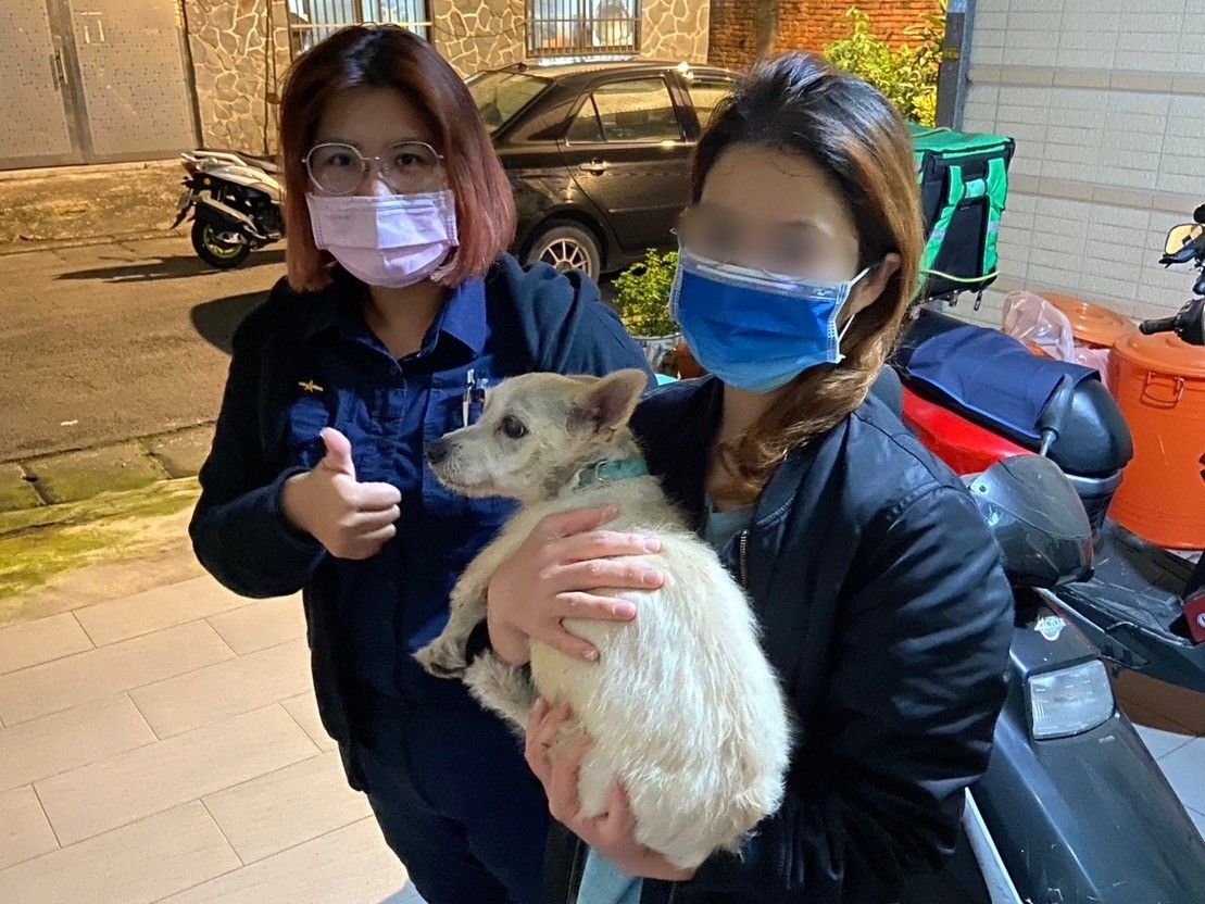 ▲女警方玉涵深知飼主心急，下班後仍主動熱心協助尋回栗子，讓張小姐的愛犬平安回家。（圖／記者李春台翻攝）