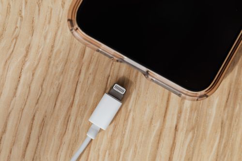 還在邊滑邊充？「3習慣」最傷手機電池　專家警告：壽命直接砍半
