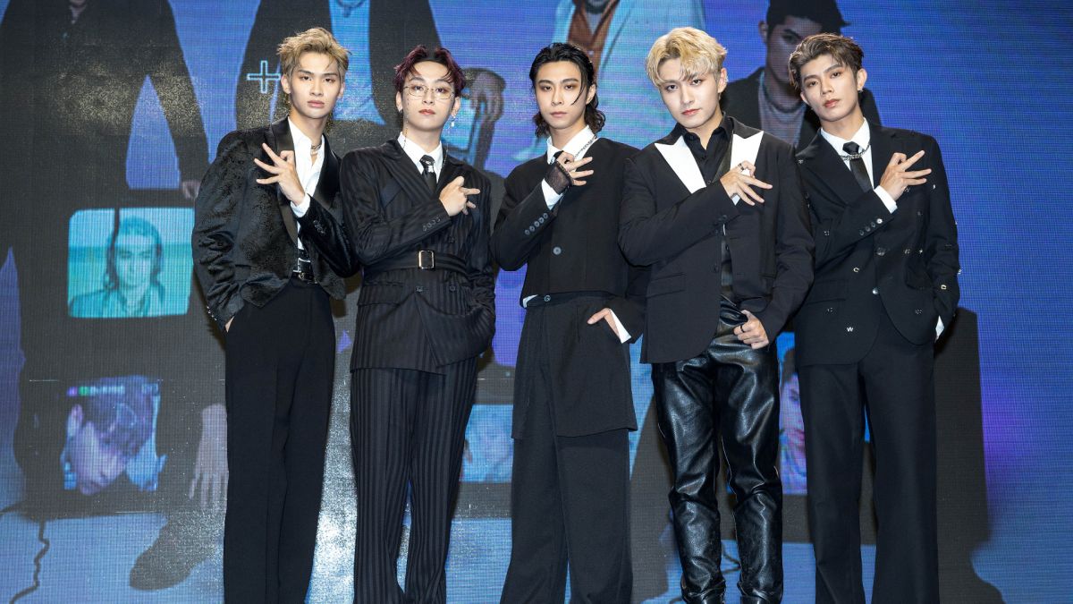 ▲FEniX今（11）日舉辦發片記者會，一聊到造型監督「姐姐」謝金燕，就讓他們不斷喊讚，還以為很有距離感，沒想到超級親民。（圖／踢帕娛樂提供）