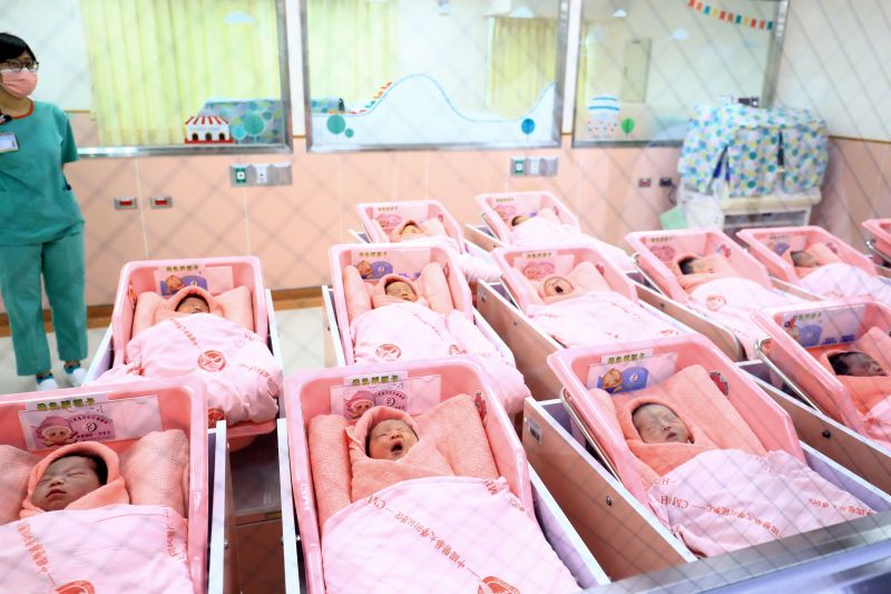 ▲台灣少子化的問題越來越嚴重，新生兒人數每年都在下降，2022年整年度新生兒僅剩約14萬人。（示意圖／台中市政府提供）