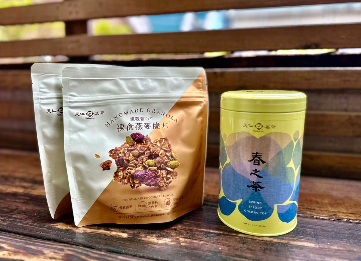 ▲天仁茗茶在春暖花開之際推出「鐵觀音可可裸食燕麥脆片」（左）及「春之茶」（右）。（圖／NOWnews攝）