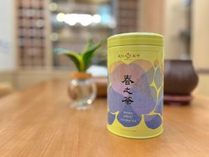 ▲「春之茶」本次和台灣工藝之家「天染工坊」跨界合作，罐身換春裝。（圖／NOWnews攝）