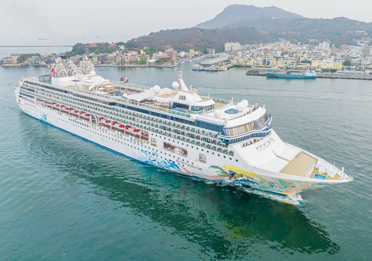 ▲名勝世界公司名勝世界壹號郵輪由高雄港啟航，首航澎湖馬公港。(圖／記者黃守作攝)