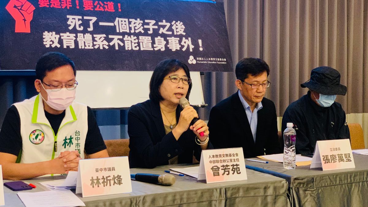 ▲人本教育基金會中部辦公室主任曾芳苑（中）等人，上月陪家長開記者會，控訴豐原高中集體霸凌導致孩子輕生。（圖／記者顏幸如攝，2023.04.11）