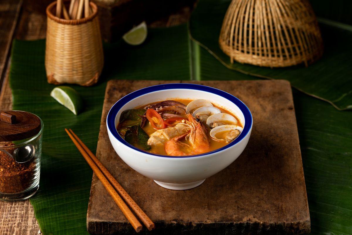 ▲帕泰家慶祝泰國潑水節，4/13～4/26點4人套餐內用，即贈「冬蔭功海鮮湯」免費喝；1招再送有「泰國3CE」之稱的4U2心型刻字腮紅。（圖／豆府餐飲提供）