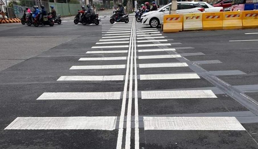 ▲近期有民眾目睹，一處路口的斑馬線遭到「3條橫槓」截斷成兩半，讓他相當困惑「這是什麼意思？」（圖／《爆廢公社》）