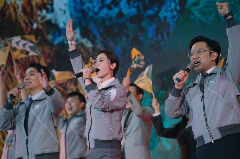 ▲謝盈萱在《人選之人-造浪者》化身幕僚,號召上千臨演踏上凱道吶喊助選。(圖/Netflix)