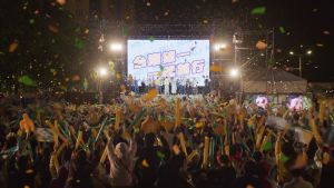▲《人選之人-造浪者》劇組團隊挑戰台灣首次封街凱達格蘭大道拍攝。（圖／Netflix）