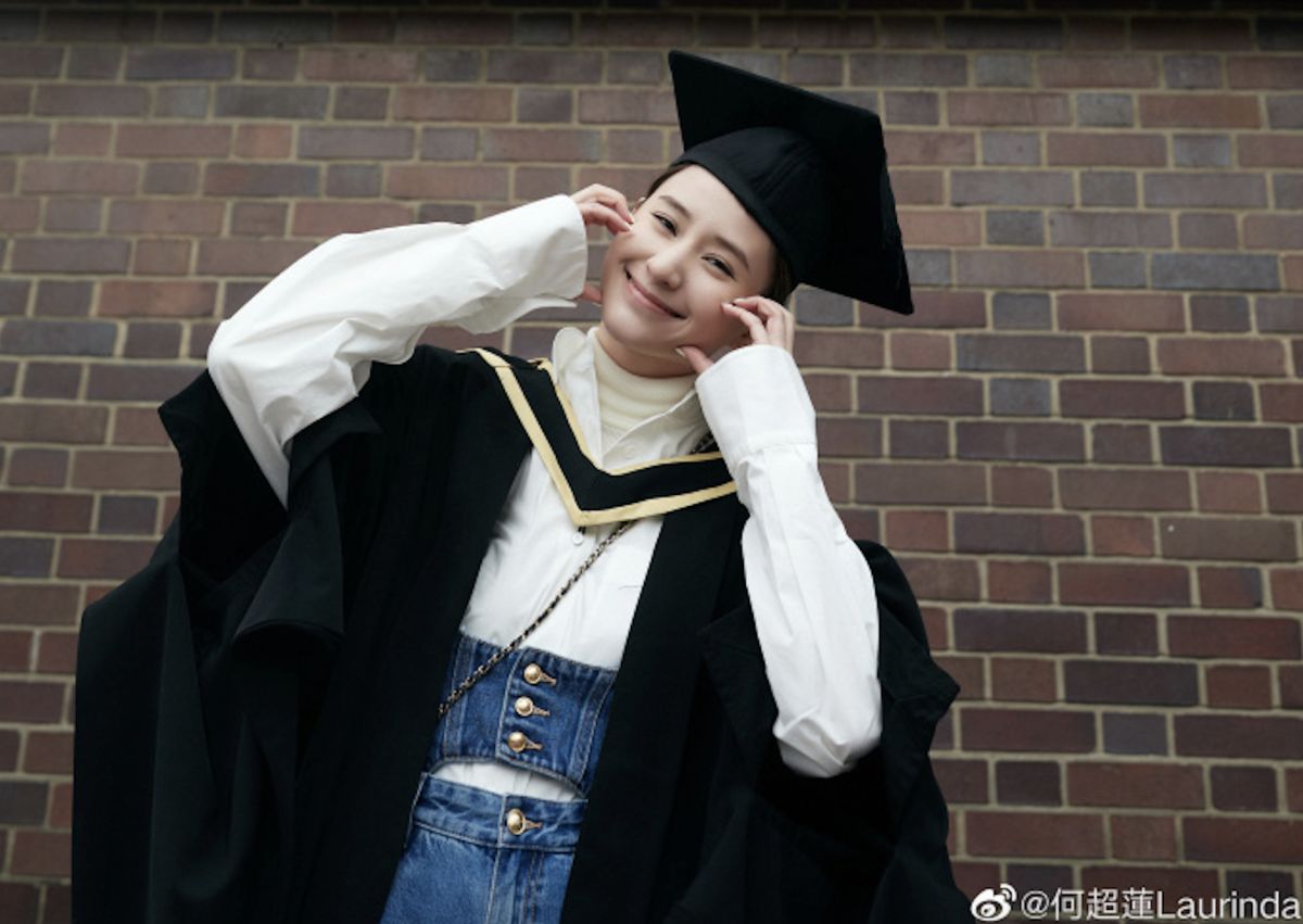 ▲澳門賭王何鴻燊31歲千金何超蓮，今日一連曬出3張畢業照，宣布已經取得碩士學位，讓眾人紛紛留言恭喜。（圖／翻攝自何超蓮微博）