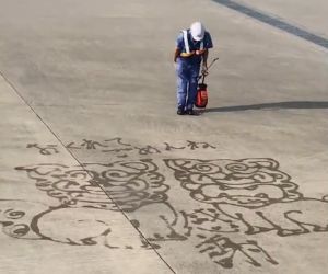 ▲日本沖繩那霸機場的地勤人員展現超狂畫功，讓Q版風獅爺出動一起向旅客致歉。