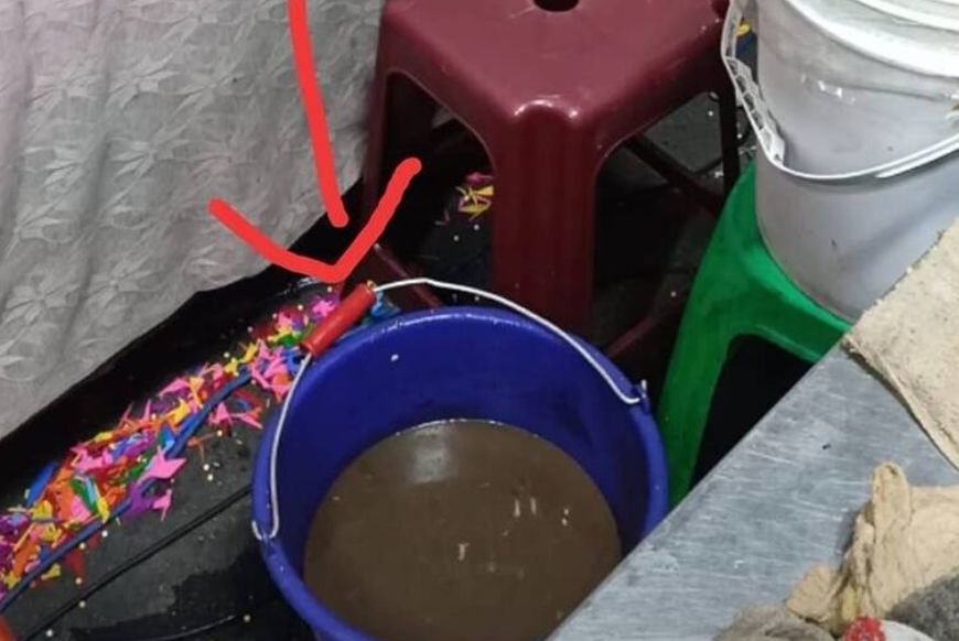 ▲一名客人到大慶夜市吃牛排時，發現店員用一桶黑水狂洗鐵板，讓他嚇到以後再也不敢內用夜市牛排。（圖/爆怨2公社）