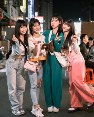 ▲樂天女孩韓國女神李多慧大啖台灣美食逛夜市。(圖/樂天提供) ▲樂天女孩韓國女神李多慧大啖台灣美食逛夜市。(圖/樂天提供)