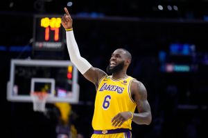 LeBron James出賽時間全隊最多,攻下最高16分。(圖/美聯社/達志影像) ▲LeBron James出賽超過40分鐘,攻下全場最高分,湖人末節大反撲。(圖/美聯社/達志影像)
