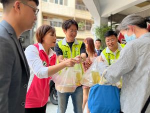 助弱勢省錢果腹 江肇國發放韓式便當