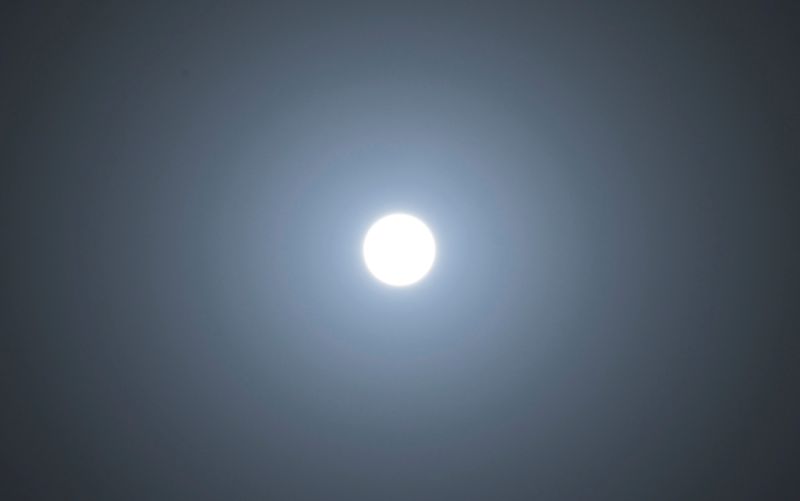 ▲受到沙塵影響，北京出現「藍太陽」景象。（圖／美聯社／達志影像）