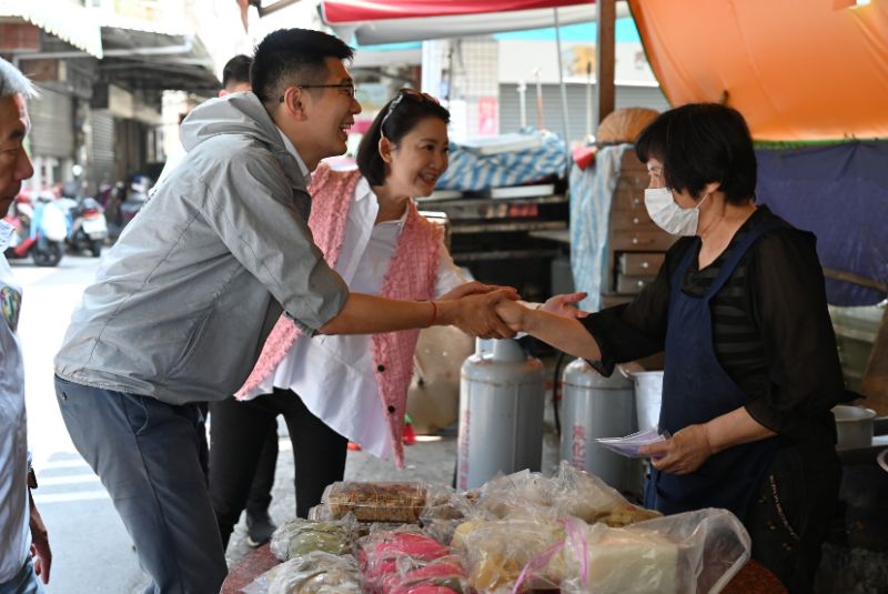 ▲台中市中西東南區立委民進黨內初選將進行民調，吳思瑤今日赴台中力挺黃守達。（圖／黃守達辦公室提供）