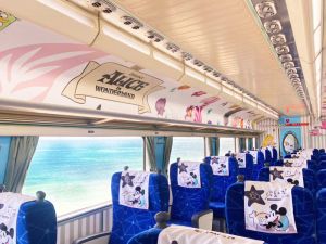 ▲臺鐵「環島之星」觀光火車，以迪士尼百年慶典為主題，打造極具話題性的夢幻主題列車。（圖／業者提供）