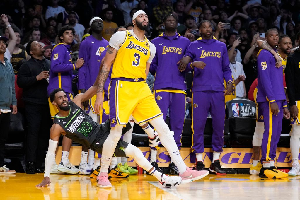 ▲湖人明星大前鋒Anthony Davis關鍵犯規，讓Mike Conley上罰球線。（圖／美聯社／達志影像）