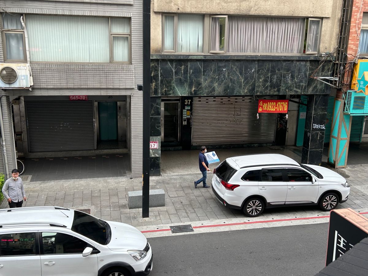 ▲汽車停上行人道？這也是外媒和台灣民眾認為「行人地獄」的一大主因。（圖／記者李詠平）