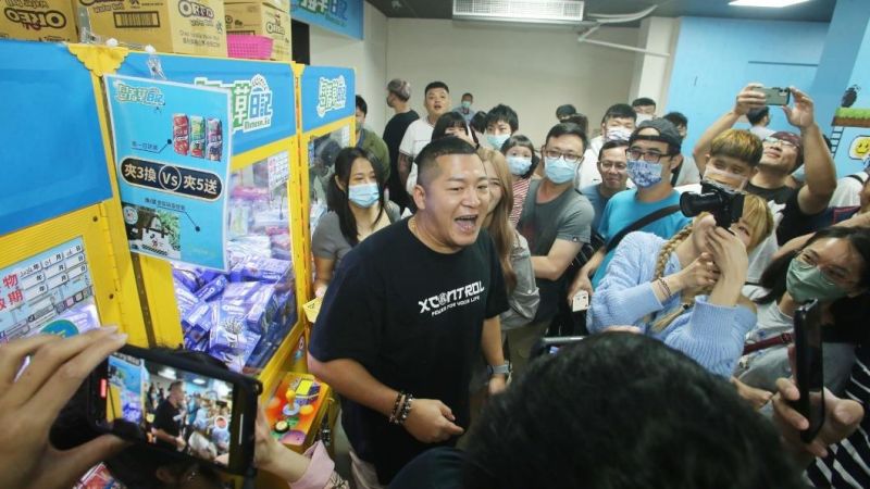 ▲草爺透露自開幕以來每日來客突破萬人,營業額近百萬。(圖/紅心字會提供)