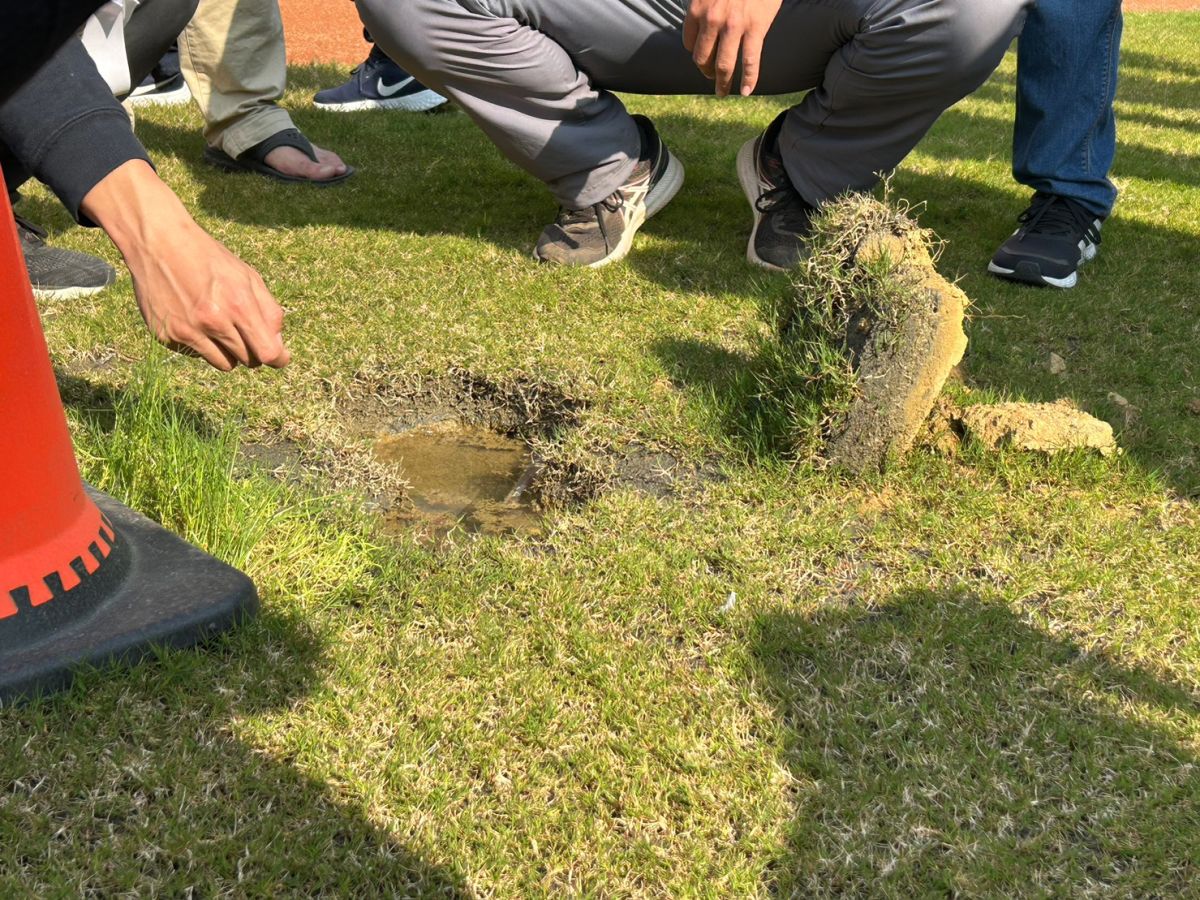 ▲新竹球場疑因排水設計上有漏洞，導致球場積水難退。（圖／新竹市議員吳旭豐辦公室提供）