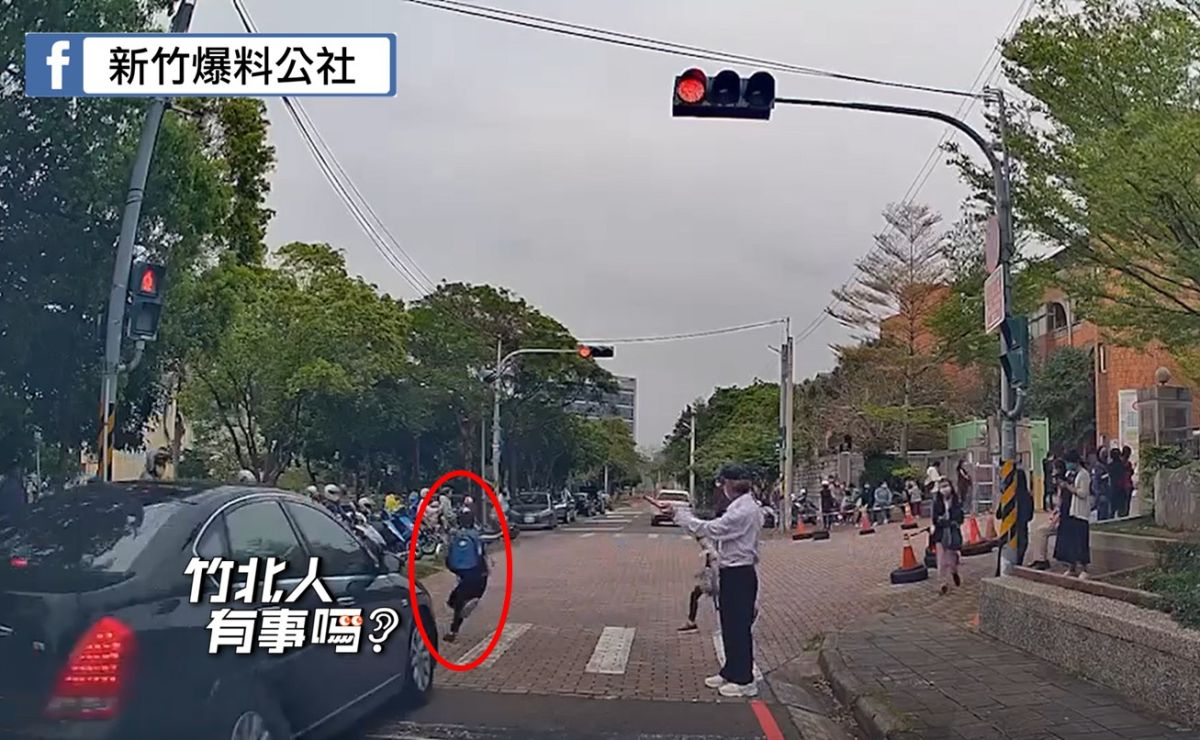 ▲新竹一名男童前天放學時，差點在校門前斑馬線上，被一輛不顧紅燈疾駛而來的黑色轎車撞飛，幸好只是腿部輕微瘀傷。（圖／翻攝竹北人有事嗎臉書）