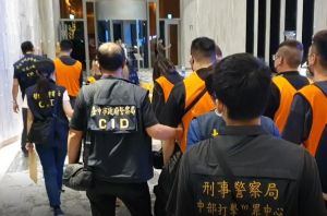 中市警攻堅破門詐騙機房　緝捕28人
