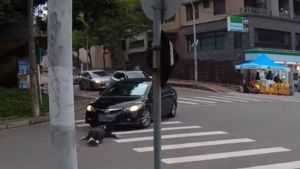 ▲新竹市東區寶山路7日才發生女子過馬路時，被一輛右轉車撞飛倒地。（圖／翻攝新竹爆料公社臉書）